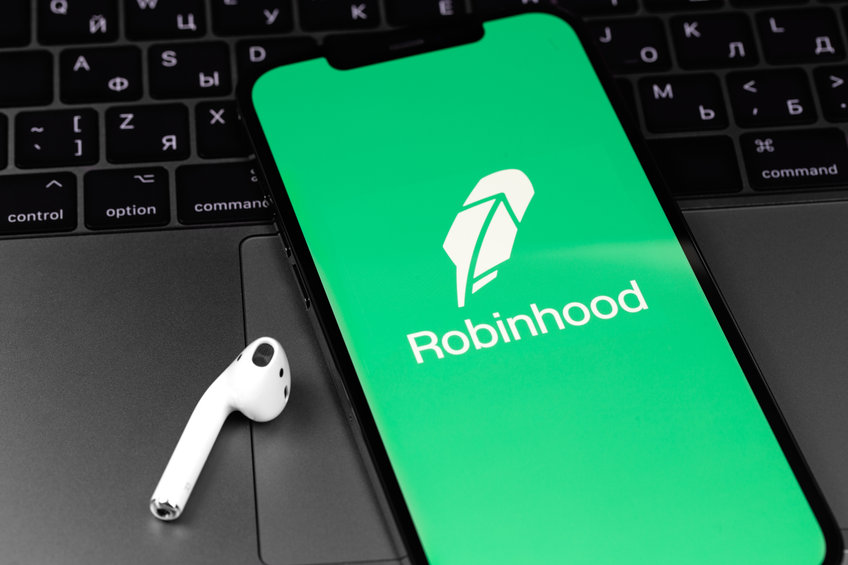 Robinhood cuts its full-time staff by 9%, shares fall sharply